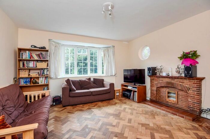 2 Bedroom Flat To Rent In Keswick Road, London, SW15