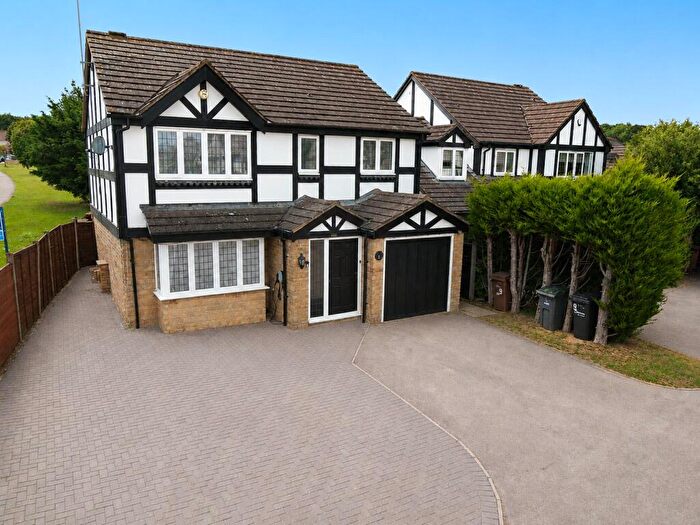 4 Bedroom Detached House For Sale In Burford Close, Luton, Bedfordshire, LU3