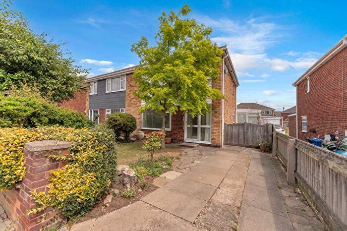 3 Bedroom Semi-Detached House For Sale In St. Nicholas Drive, Grimsby, DN37