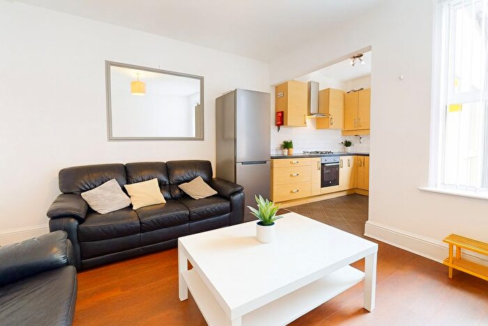 5 Bedroom Semi-detached House To Rent In Queens Road, Sheffield, S2