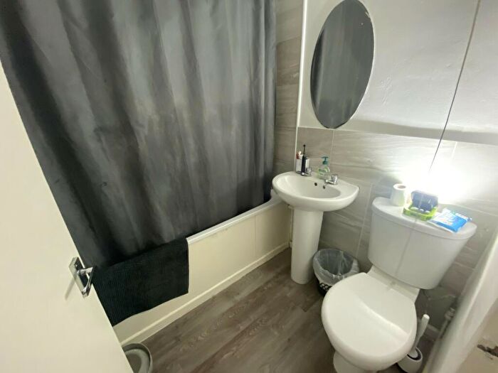 2 Bedroom Flat For Sale In Flat B, Lichfield Road, Cricklewood, London, NW2