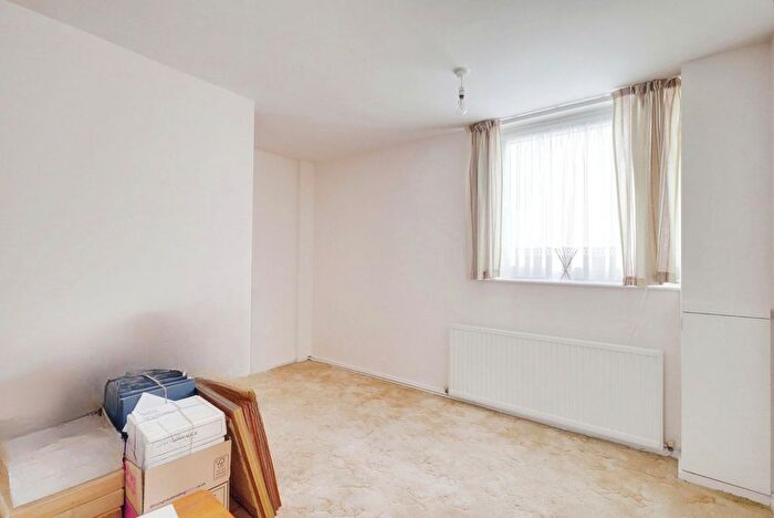 2 Bedroom Flat For Sale In East Street, Southend-On-Sea, SS2