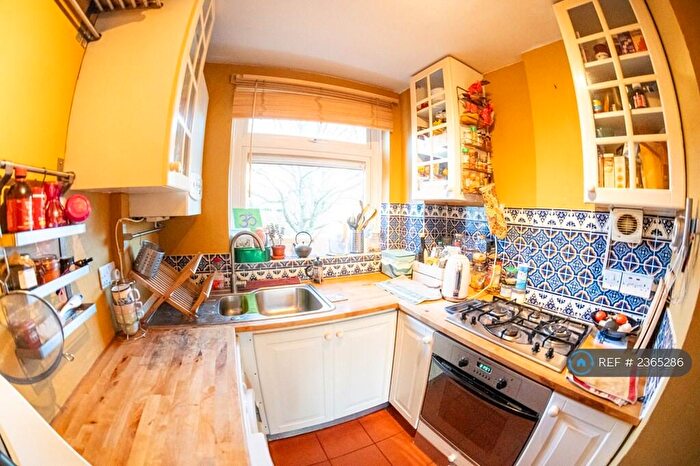 2 Bedroom Flat To Rent In Carlton Court, Southampton, SO15