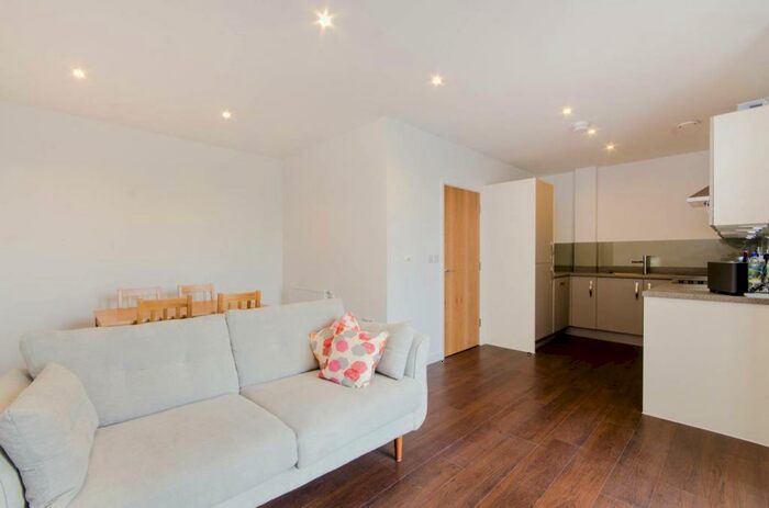 2 Bedroom Flat To Rent In Old Devonshire Road, Balham, London, SW12