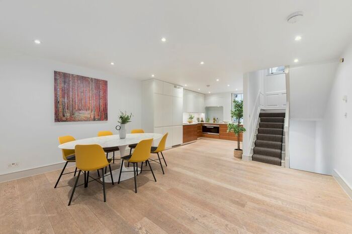 3 Bedroom Town House To Rent In Mercer Street, London, WC2H
