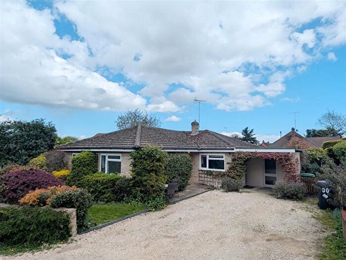 3 Bedroom Bungalow For Sale In Falkland Drive, Newbury, RG14