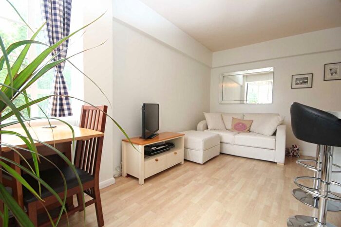 1 Bedroom Flat To Rent In Shepherds Bush Green, Shepherds Bush, W12