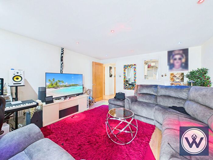 1 Bedroom Flat For Sale In Barrier Point Road, London, E16