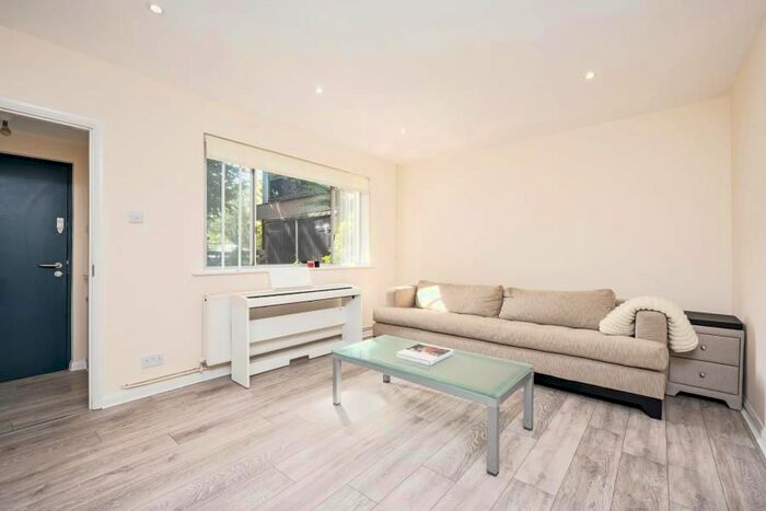 1 Bedroom Lodge To Rent In Prince Albert Road, London, NW8