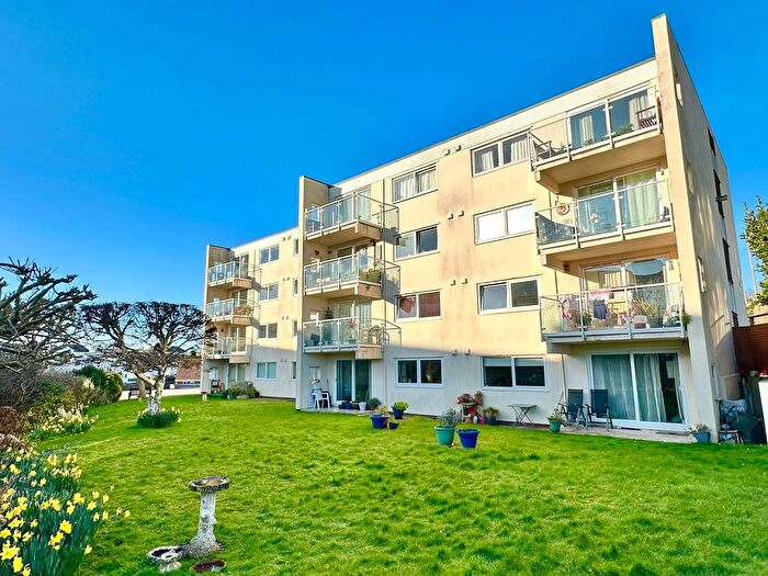 2 Bedroom Flat For Sale In Livermead Hill, Torquay, TQ2