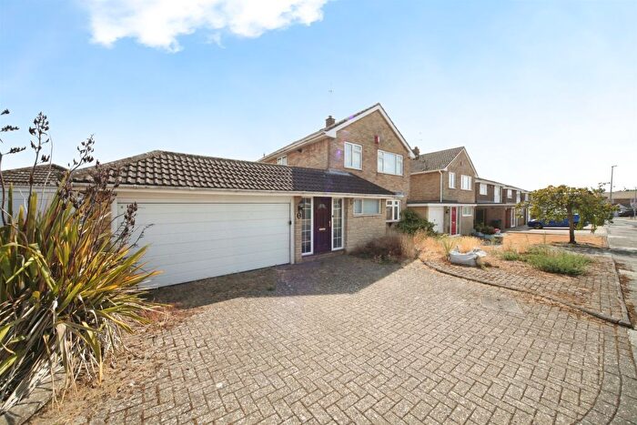 3 Bedroom Link Detached House For Sale In Balcombe Close, Luton, LU2