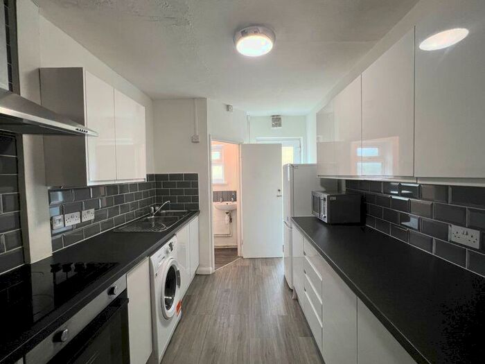 5 Bedroom Semi-Detached House To Rent In Hillside, Brighton, BN2