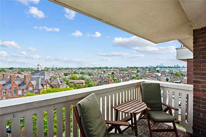 2 Bedroom Apartment For Sale In St. Thomas's Road, London, N4