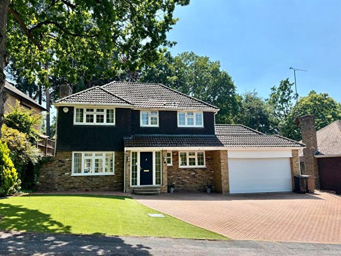 4 Bedroom Detached House For Sale In Chatsworth Heights, Camberley, Surrey, GU15