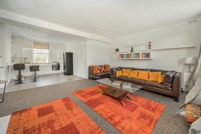 3 Bedroom Flat To Rent In Askew Road, London, W12