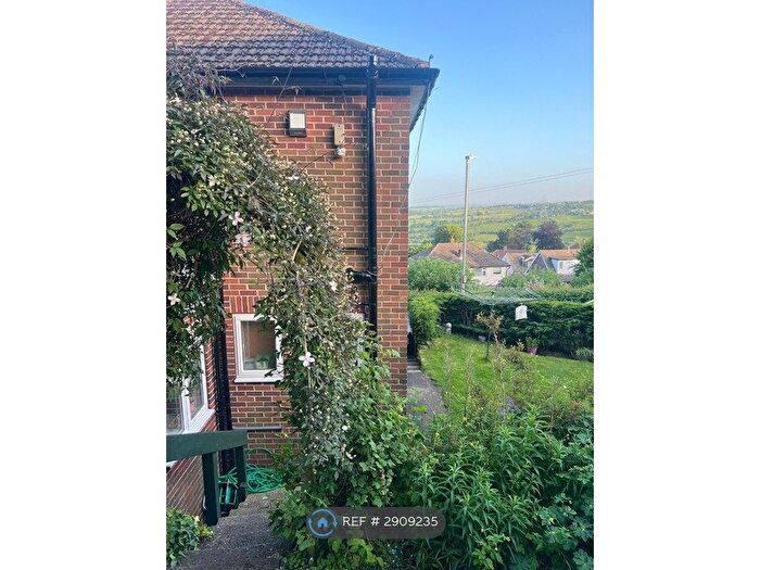 4 Bedroom Semi-Detached House To Rent In Hill View Gardens, Halifax, HX3