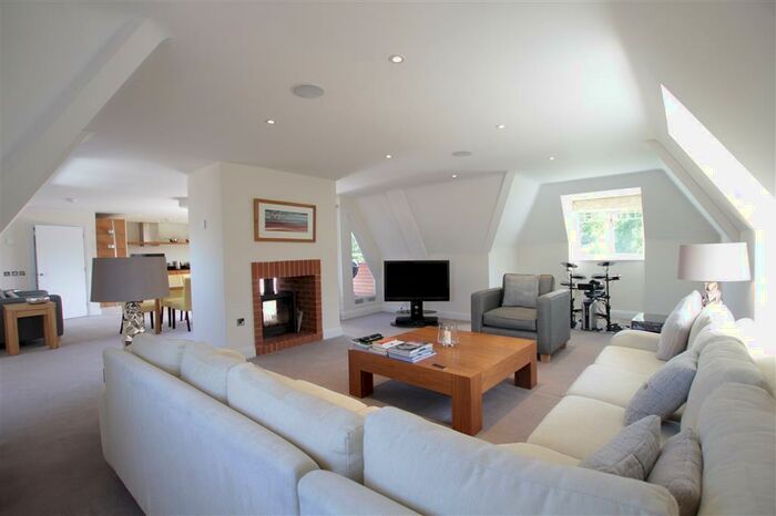 3 Bedroom Penthouse For Sale In The Street, Tidmarsh, Berkshire, RG8