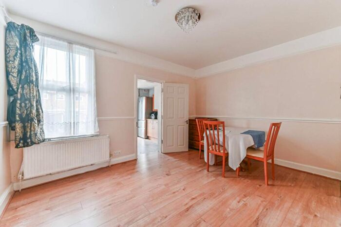 2 Bedroom End Of Terrace House To Rent In Lakehall Road, Thornton Heath, CR7