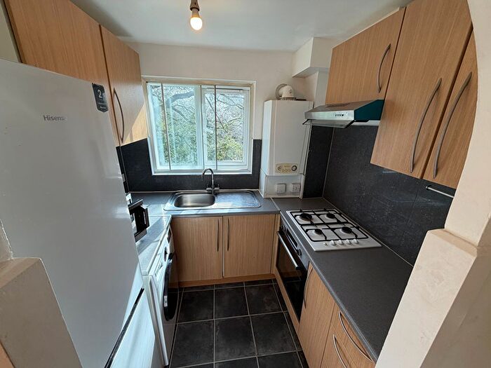 2 Bedroom Flat To Rent In Greenway Close, London, N11