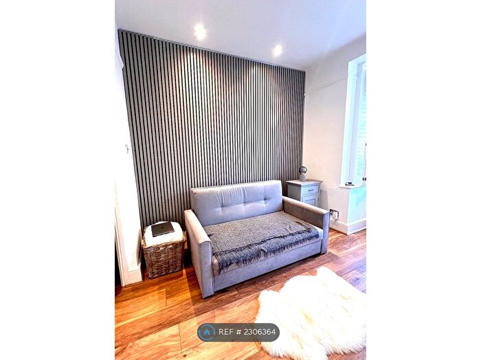 Studio To Rent In Dalgarno Gardens, London, W10