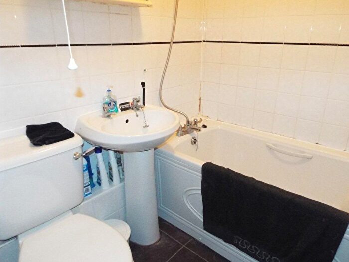 2 Bedroom Flat To Rent In Dover Crescent, MK41