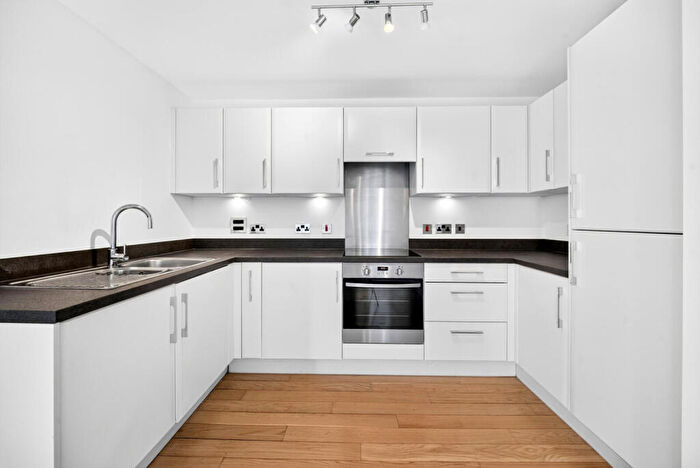 2 Bedroom Apartment To Rent In Shoreditch Heights, Britannia Walk, Islington, London, N1