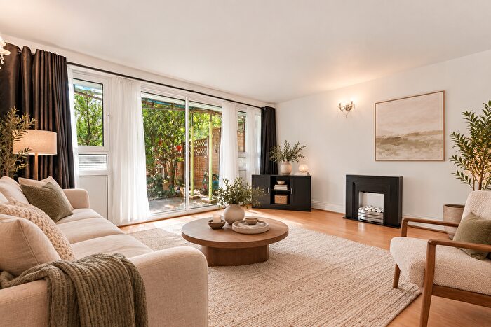3 Bedroom Flat For Sale In Spinnaker House, Canary Wharf, E14