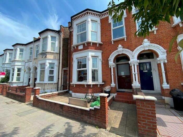 3 Bedroom Flat To Rent In Tooting Bec Road, Tooting Bec, London, SW17