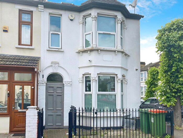 6 Bedroom End Of Terrace House To Rent In Six-Bedroom House For Rent, E12