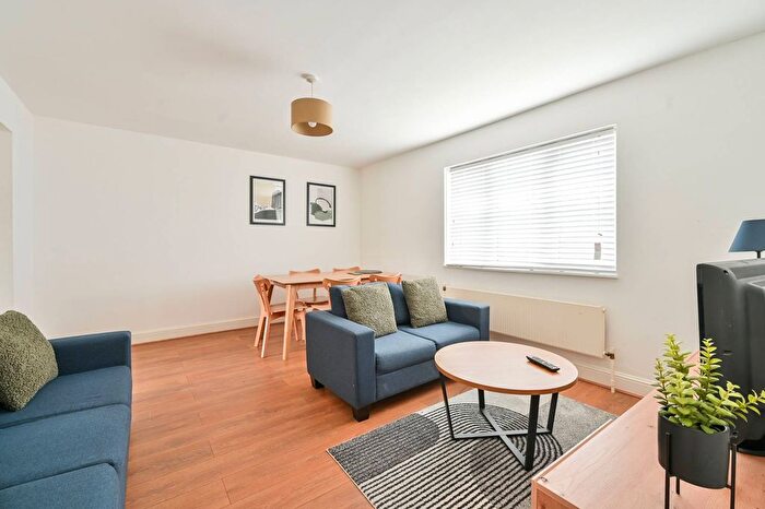 3 Bedroom Flat To Rent In Windmill Close, Bermondsey, London, SE1