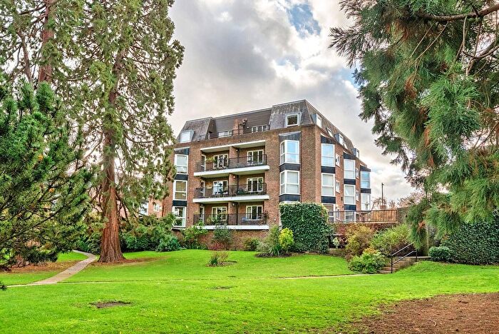 1 Bedroom Flat For Sale In Twickenham Road, Teddington, TW11