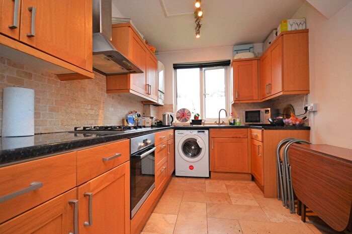 3 Bedroom Flat To Rent In Sandbourne Road, London, SE4