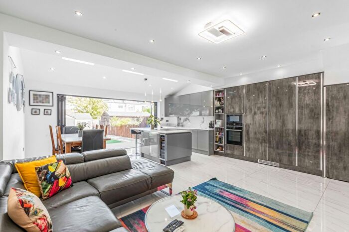 4 Bedroom Terraced House For Sale In Oakway, London, SW20