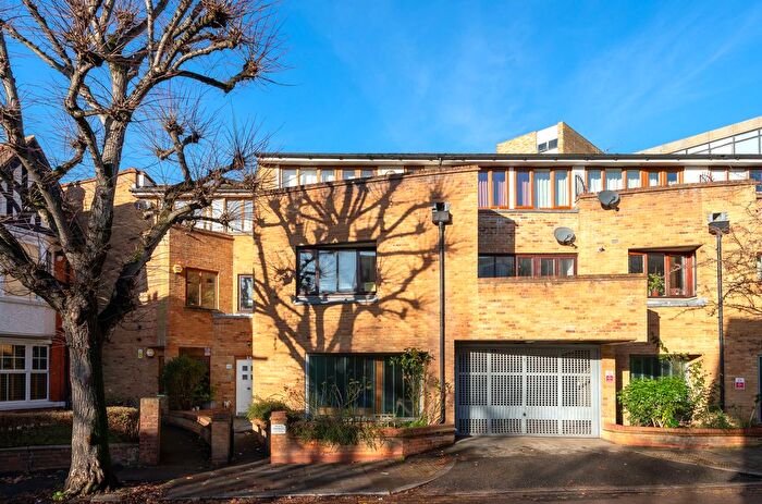 2 Bedroom Flat For Sale In Northcote Avenue, Ealing, W5