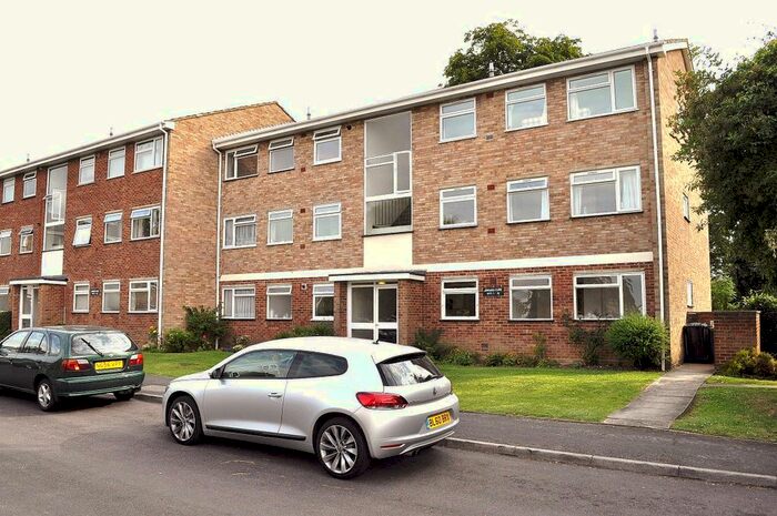 2 Bedroom Flat To Rent In Jordans Close, Merrow, Guildford, Surrey, GU1