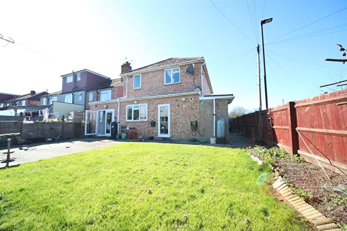 5 Bedroom Semi Detached House For Sale In Tynemouth Drive, Enfield, EN1