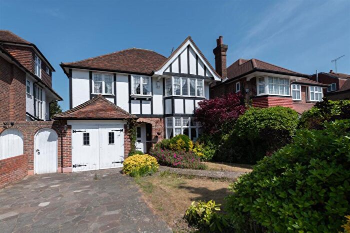 4 Bedroom Detached House For Sale In Wynchgate, Southgate, London, N21