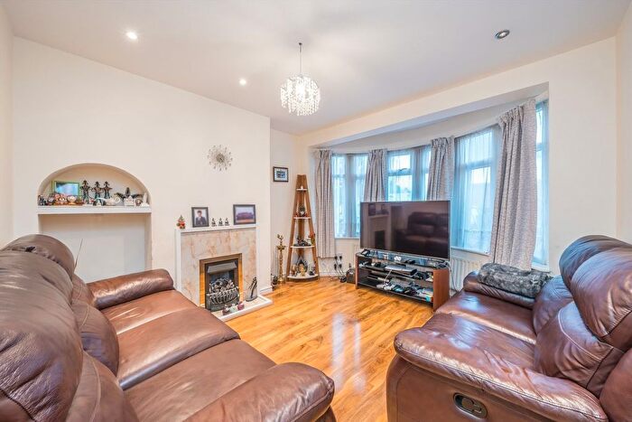 3 Bedroom Terraced House For Sale In Essex Avenue, Isleworth, TW7