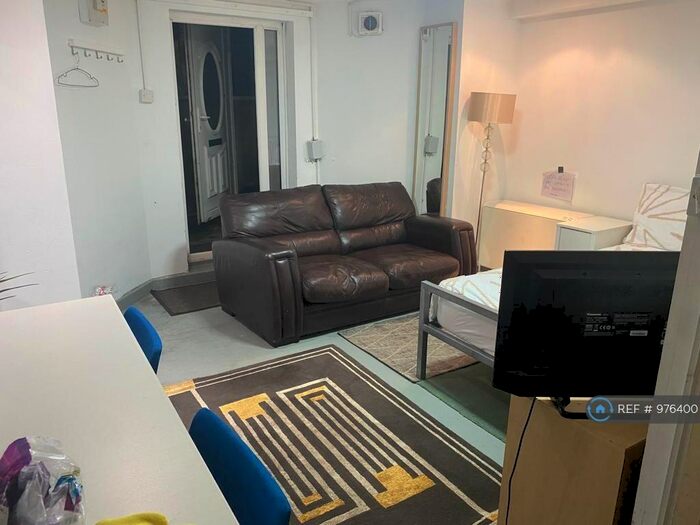 Studio To Rent In Dickenson Road, Manchester, M14