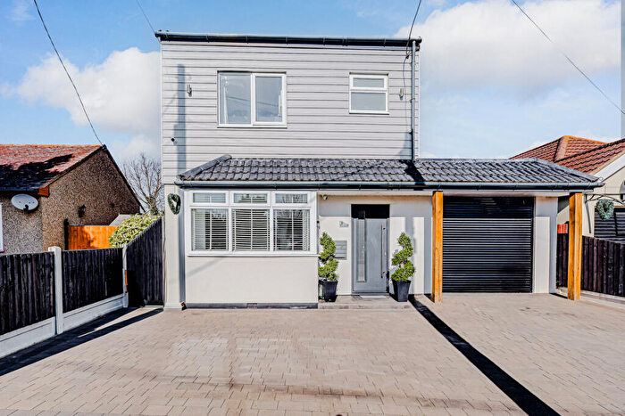 3 Bedroom Detached House For Sale In Queensland Avenue, Rochford, SS4