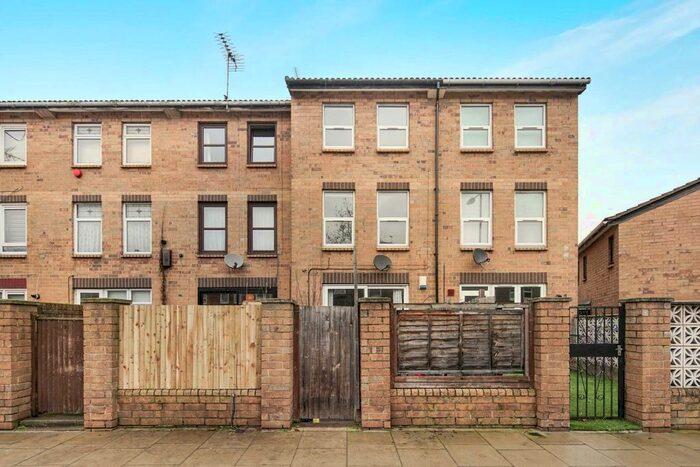 4 Bedroom Terraced House To Rent In Beeston Close, Dalston E8
