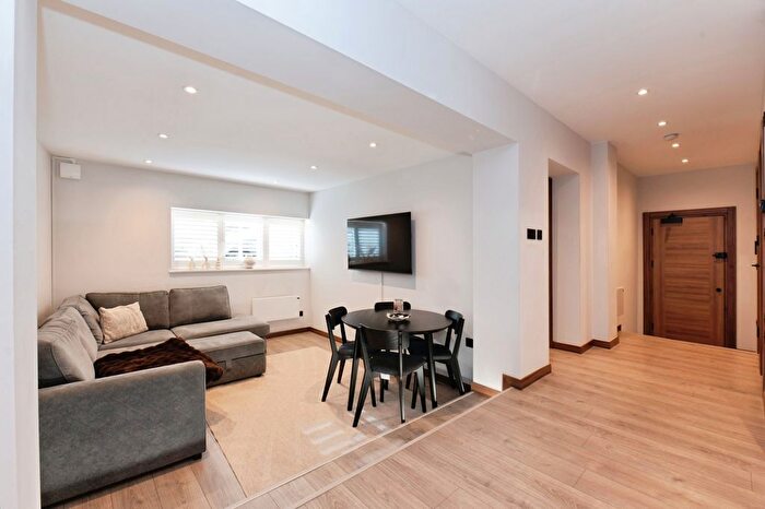 1 Bedroom Flat For Sale In Bridge Street, Leatherhead, Surrey, KT22