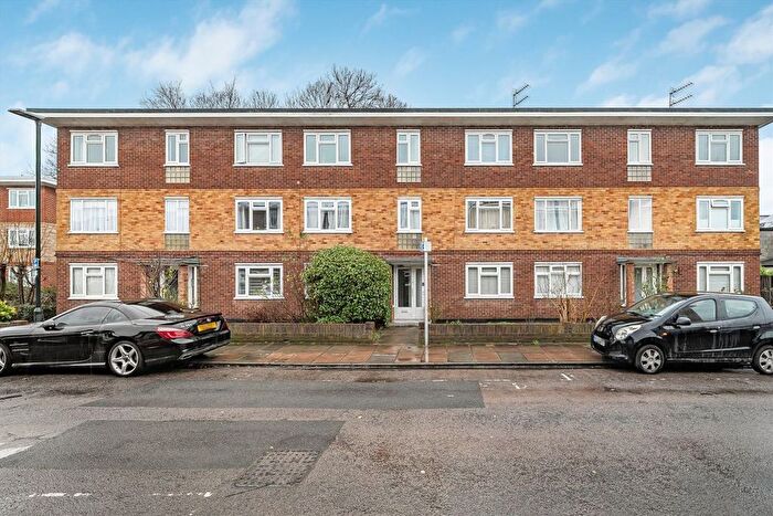 1 Bedroom Flat For Sale In Chelsea Close, Hampton Hill, TW12