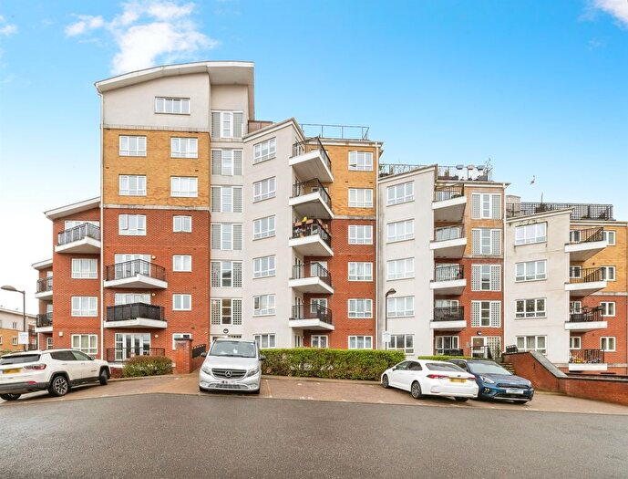 2 Bedroom Flat For Sale In The Gateway, Watford, WD18