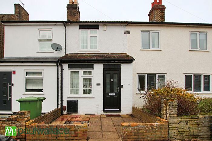 2 Bedroom Cottage To Rent In Whitley Road, Hoddesdon, EN11