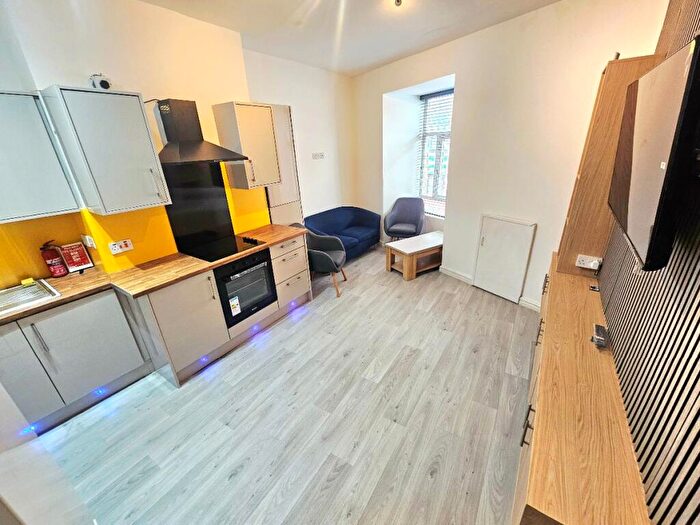 4 Bedroom Flat To Rent In Wilmslow Road, Fallowfield, Manchester, M14