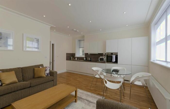 2 Bedroom Flat To Rent In Hamlet Gardens, London, W6
