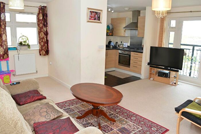 2 Bedroom Flat To Rent In Alpine Close, West Ewell, Surrey, KT19
