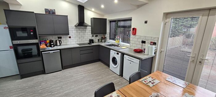 5 Bedroom Semi Detached House To Rent In Ash Crescent, Leeds, LS6