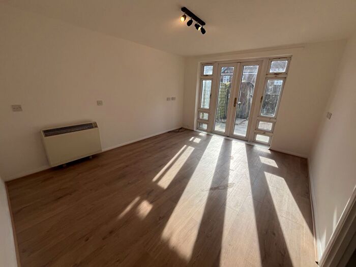 1 Bedroom Flat To Rent In Sampson Avenue, Barnet, EN5